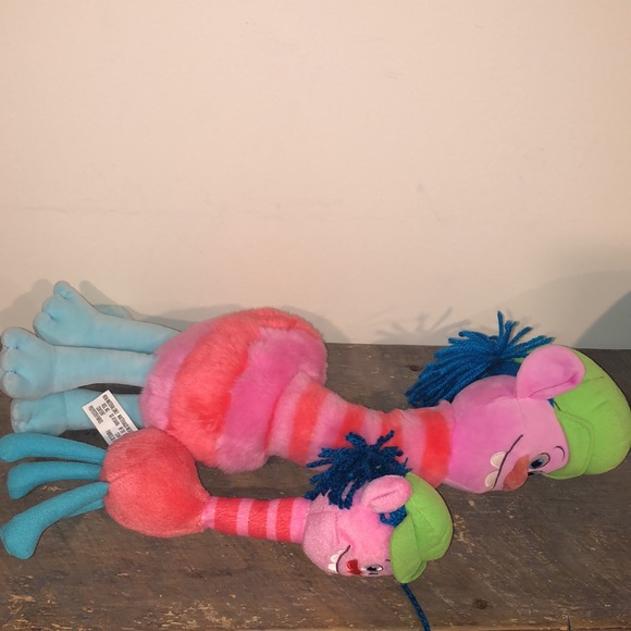 Dream Works Trolls flannel 2 piece pajama set slippers & 2 plush Trolls dolls - Picture 13 of 16